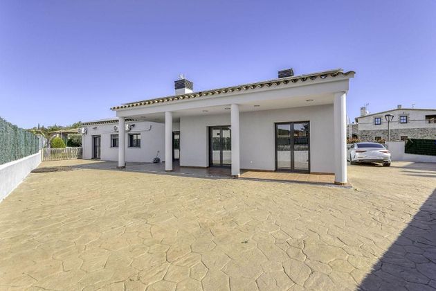 Foto 1 de Casa en venda a calle Canigó de 4 habitacions amb piscina i garatge