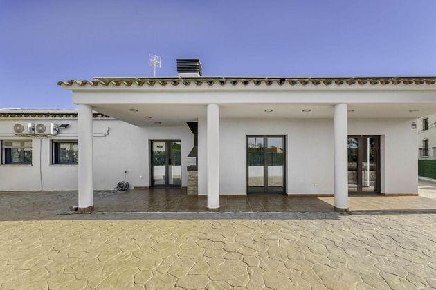 Foto 2 de Casa en venda a calle Canigó de 4 habitacions amb piscina i garatge