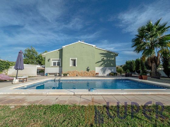 Foto 2 de Venta de chalet en Busot de 5 habitaciones con terraza y piscina
