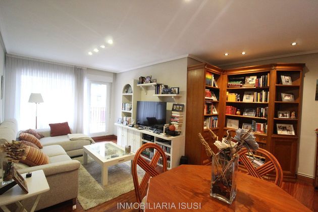 Foto 2 de Piso en venta en Santurtzi de 2 habitaciones con terraza y garaje