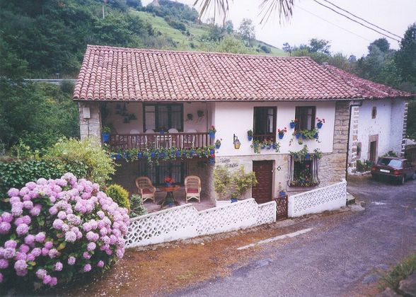 Foto 1 de Venta de casa en Peñamellera Baja de 5 habitaciones con terraza y jardín