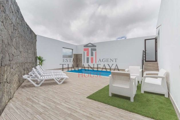 Foto 1 de Venta de chalet en Tinajo de 6 habitaciones con terraza y piscina