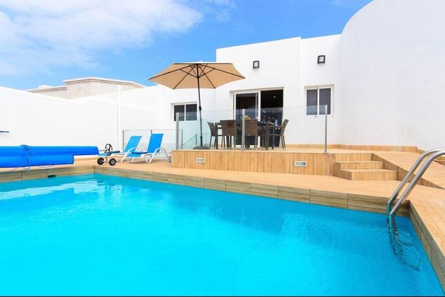 Foto 1 de Casa adosada en venta en Playa Blanca de 7 habitaciones con terraza y piscina