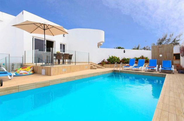 Foto 2 de Casa adossada en venda a Playa Blanca de 7 habitacions amb terrassa i piscina