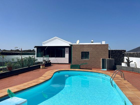 Foto 1 de Venta de casa en Conil - Vega del Tegoyo de 4 habitaciones con terraza y piscina
