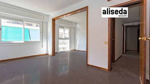 Foto 1 de Pis en venda a calle Girona de 4 habitacions amb ascensor