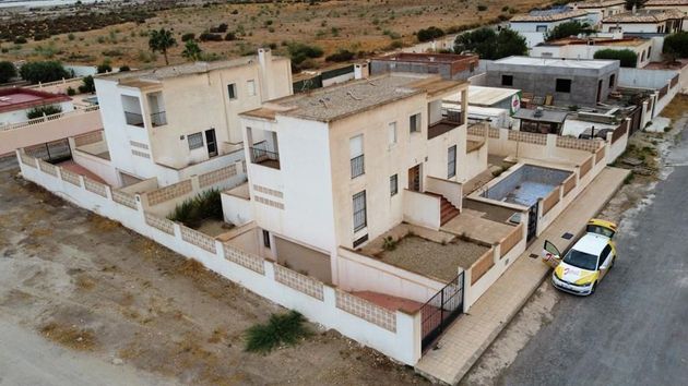 Foto 2 de Venta de chalet en calle Barrio Torre del Campo de 4 habitaciones con terraza y piscina