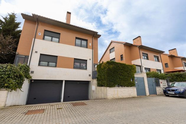 Foto 2 de Venta de casa en Girón - Villa del Prado de 4 habitaciones con piscina y garaje