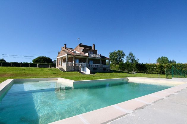 Foto 1 de Xalet en venda a Trigueros del Valle de 6 habitacions amb terrassa i piscina