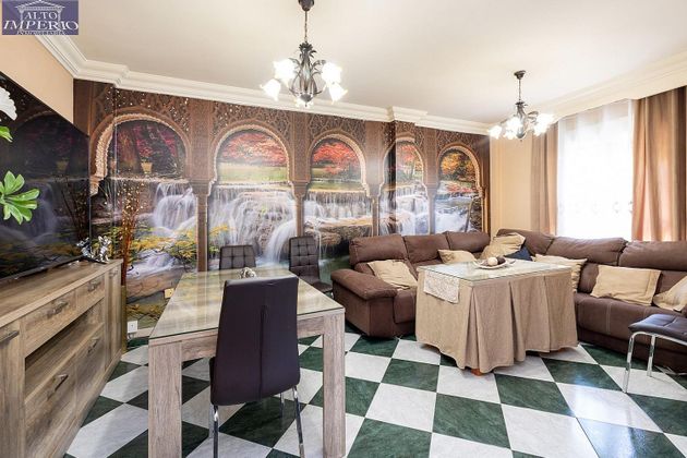 Foto 1 de Casa en venda a Cogollos de la Vega de 6 habitacions amb jardí i balcó