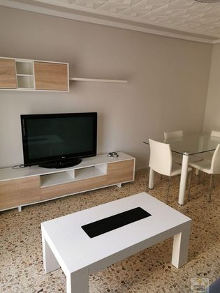 Foto 2 de Pis en lloguer a Centro - El Castillo de 4 habitacions amb mobles