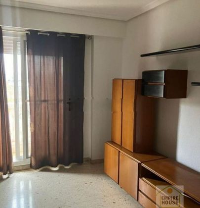 Foto 1 de Alquiler de piso en El Alborgí de 4 habitaciones con muebles y balcón