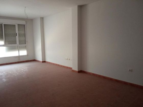 Foto 2 de Pis en venda a calle Nueva de 4 habitacions amb balcó i calefacció