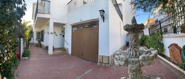 Foto 2 de Casa adosada en venta en avenida Castilla la Mancha de 5 habitaciones con terraza y garaje