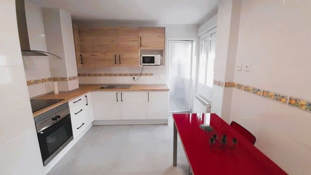 Foto 2 de Piso en alquiler en Roda (La) de 3 habitaciones con garaje y calefacción