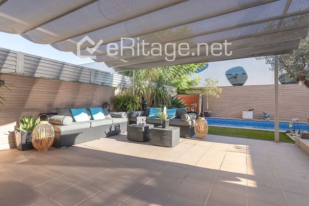 Foto 2 de Casa adossada en venda a Gran Via LH de 3 habitacions amb terrassa i piscina