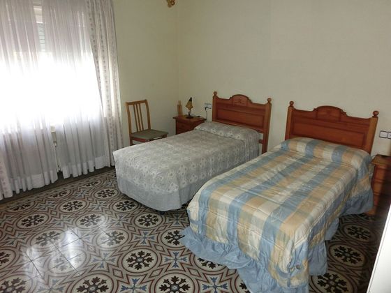 Foto 1 de Casa adossada en venda a calle Gavarra de 5 habitacions amb terrassa i aire acondicionat