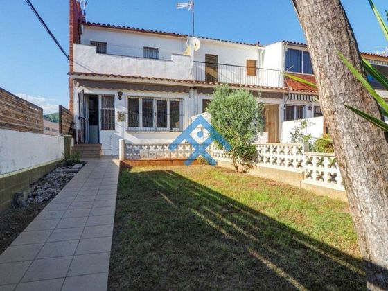 Foto 1 de Venta de casa adosada en Sant Pere de Ribes Centro de 4 habitaciones con terraza y garaje