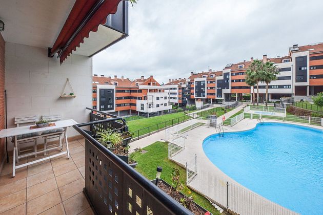 Foto 1 de Piso en venta en avenida Mar Cantábrico de 3 habitaciones con terraza y piscina