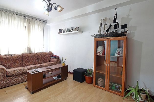 Foto 1 de Pis en venda a calle Cardona de 3 habitacions amb calefacció i ascensor
