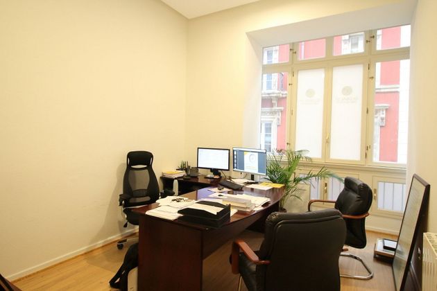 Foto 2 de Alquiler de oficina en calle Langreo de 55 m²