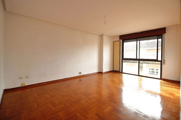 Foto 2 de Venta de piso en calle De Fausto Vigil de 2 habitaciones con terraza y calefacción