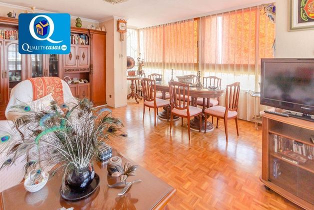 Foto 1 de Piso en venta en Vistahermosa de 4 habitaciones con terraza y piscina