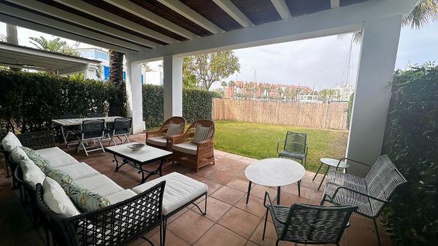 Foto 1 de Casa en lloguer a Puerto de Sotogrande-La Marina de 4 habitacions amb terrassa i jardí