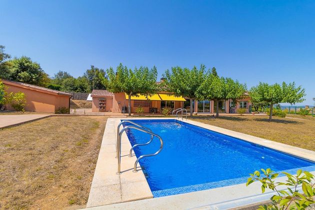 Foto 2 de Venta de casa en Bescanó de 4 habitaciones con piscina y garaje