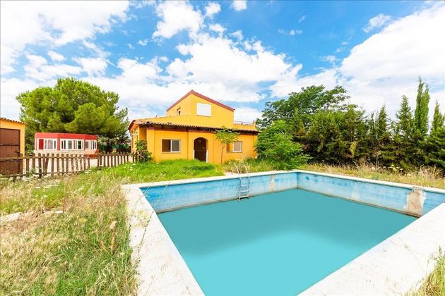 Foto 1 de Casa en venda a Carmona de 5 habitacions amb terrassa i piscina