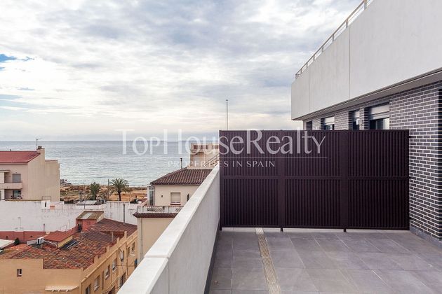 Foto 1 de Ático en venta en Montgat de 2 habitaciones con terraza y piscina