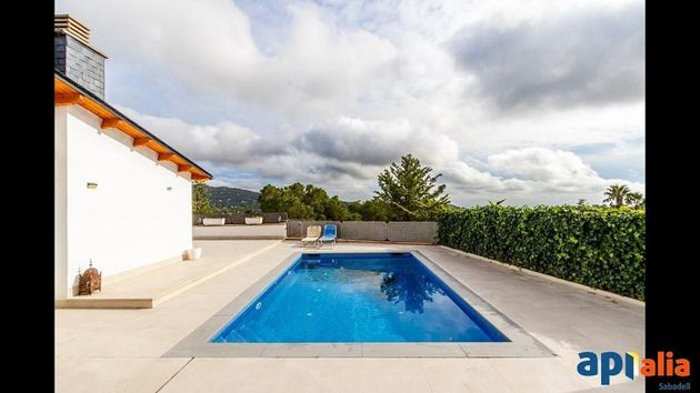 Foto 2 de Chalet en venta en Matadepera de 5 habitaciones con terraza y piscina