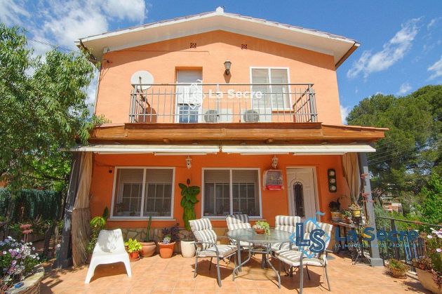 Foto 1 de Venta de chalet en Sant Esteve Sesrovires de 5 habitaciones con terraza y jardín