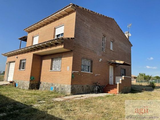 Foto 1 de Chalet en venta en Torrejón del Rey de 4 habitaciones con terraza y garaje