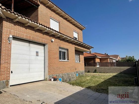 Foto 2 de Chalet en venta en Torrejón del Rey de 4 habitaciones con terraza y garaje