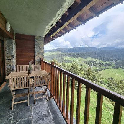 Foto 1 de Pis en lloguer a Alp de 1 habitació amb terrassa i balcó
