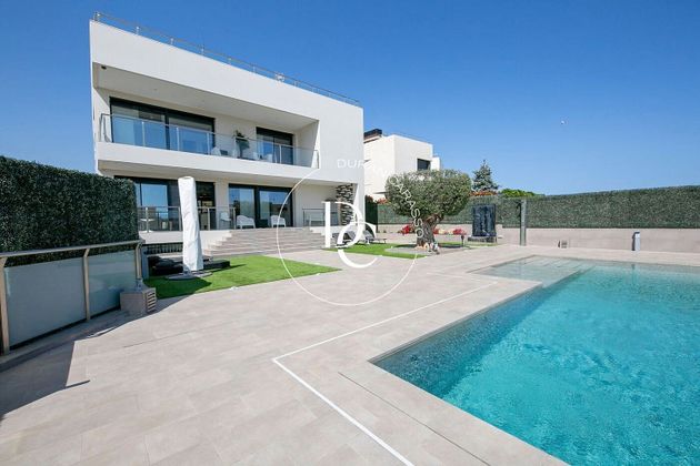 Foto 2 de Casa en venta en Montgat de 5 habitaciones con terraza y piscina