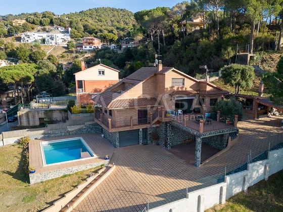 Foto 1 de Venta de casa en Llinars del Valles de 7 habitaciones con terraza y piscina