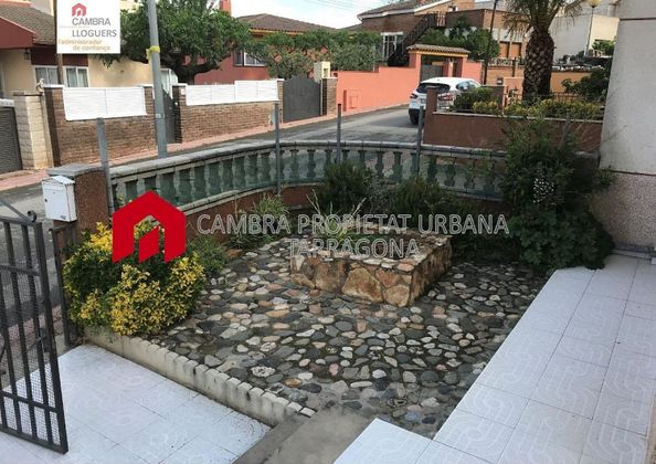Foto 2 de Venta de chalet en calle Figuerola de 4 habitaciones con terraza y jardín