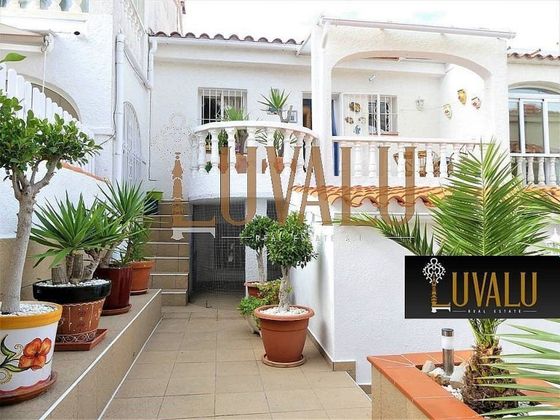 Foto 1 de Casa adossada en venda a Costa sur de 3 habitacions amb terrassa i aire acondicionat