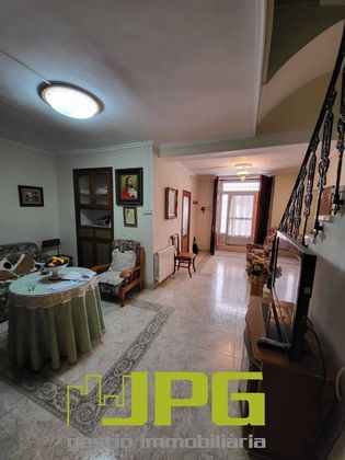 Foto 2 de Casa adossada en venda a plaza Del Palau de 4 habitacions amb terrassa i balcó