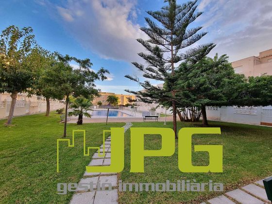 Foto 1 de Casa adosada en venta en Pueblo Español-Coveta Fumá de 4 habitaciones con terraza y piscina