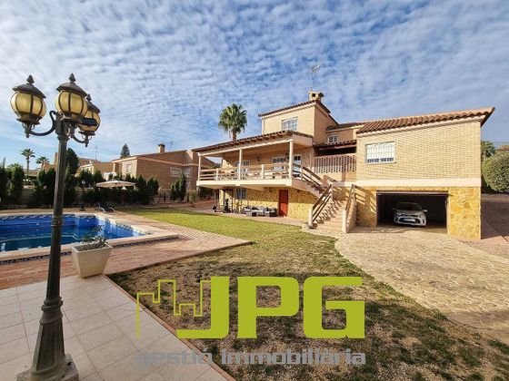 Foto 1 de Chalet en venta en La Huerta de 6 habitaciones con terraza y piscina