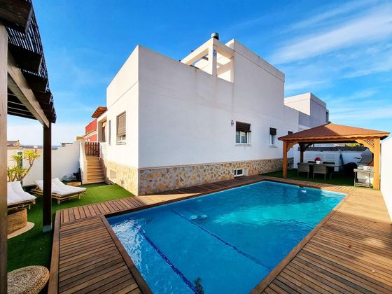 Foto 2 de Chalet en venta en Gran Alacant de 5 habitaciones con terraza y piscina