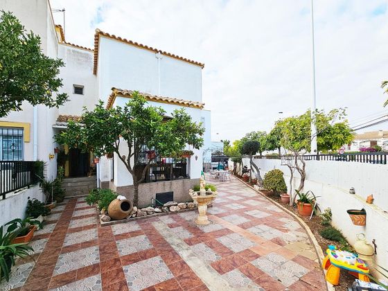 Foto 2 de Casa en venta en Gran Alacant de 4 habitaciones con terraza y piscina