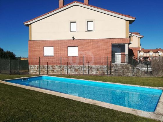 Foto 1 de Venta de casa en Villaturiel de 3 habitaciones con piscina y garaje