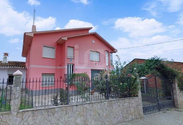Foto 1 de Casa en venda a calle Matías Cabello de 4 habitacions amb terrassa i jardí