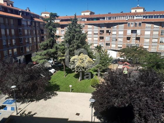 Foto 1 de Piso en venta en Bañeza (La) de 4 habitaciones con terraza y aire acondicionado