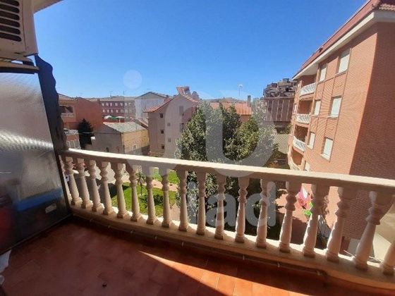 Foto 2 de Piso en venta en Bañeza (La) de 4 habitaciones con terraza y aire acondicionado