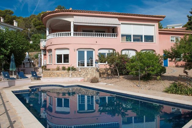 Foto 1 de Casa en venta en calle Del Lliri de 5 habitaciones con terraza y piscina
